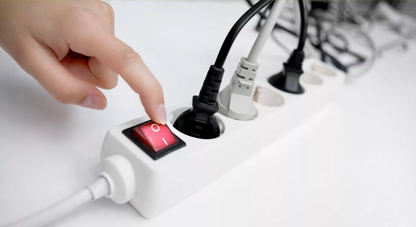 Turning off the power on the extension cord